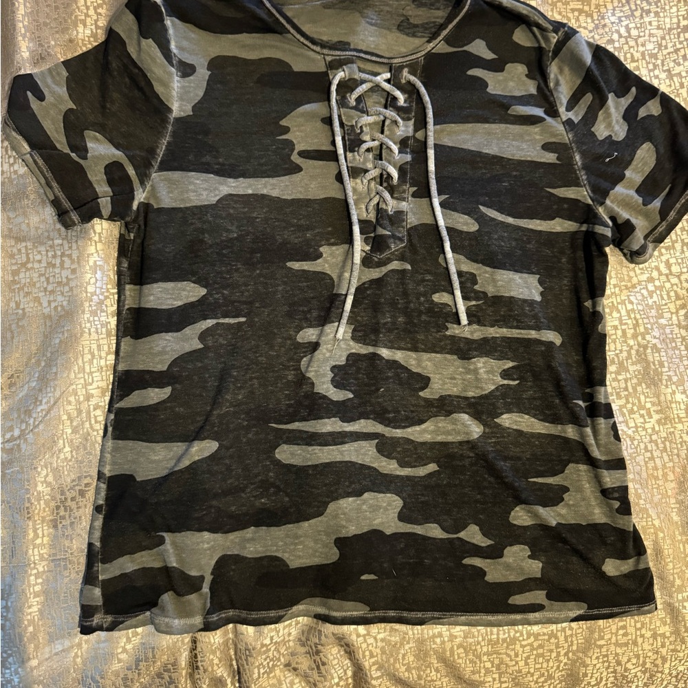 Camo lace up tee